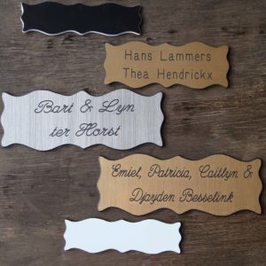 Deurnaamplaat (golvend)