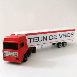 Grote retro vrachtwagen met naam