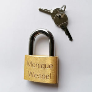 Hangslot gegraveerd bestellen