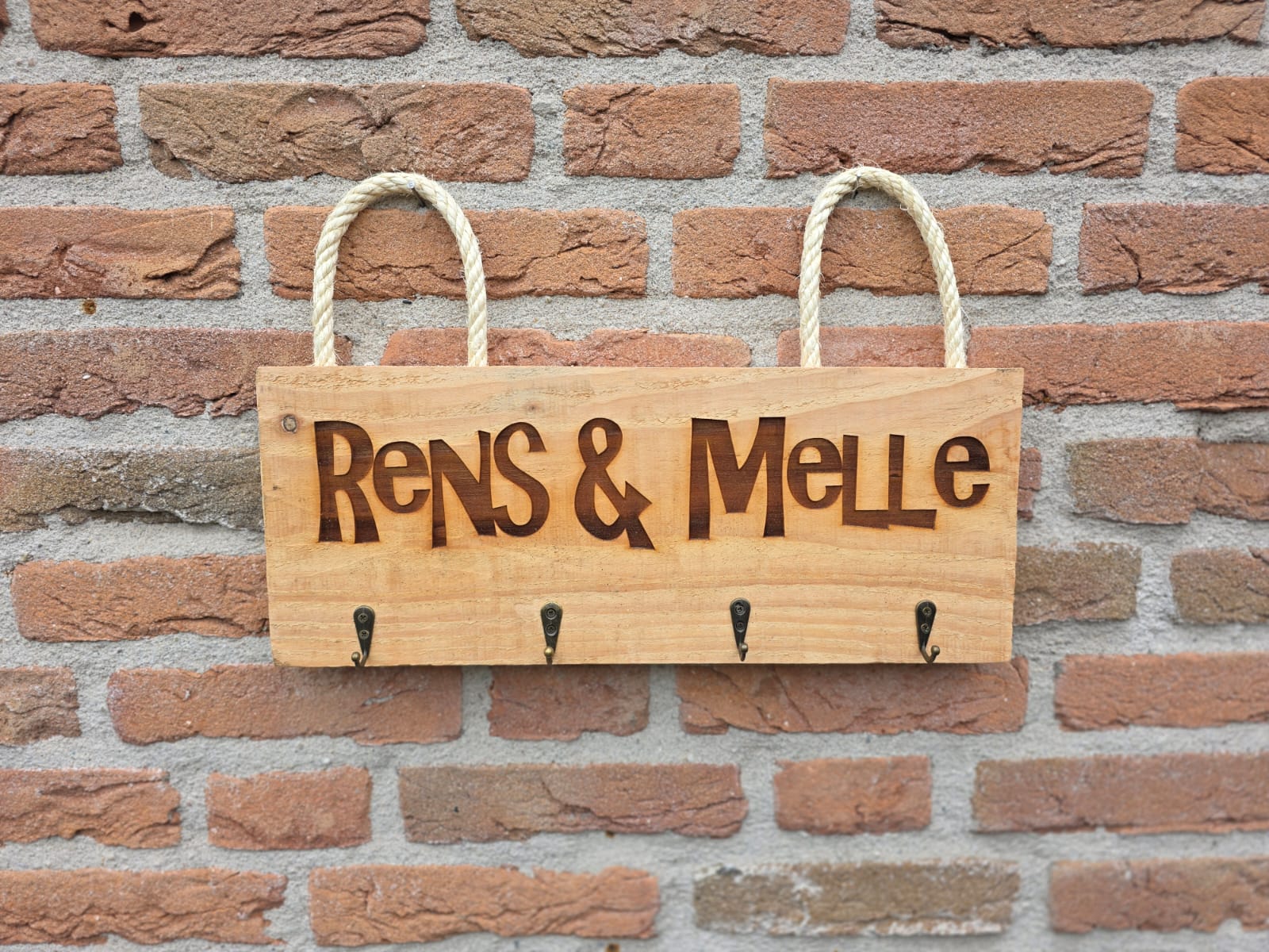 Kraamcadeau: kinderkapstok met baby naam