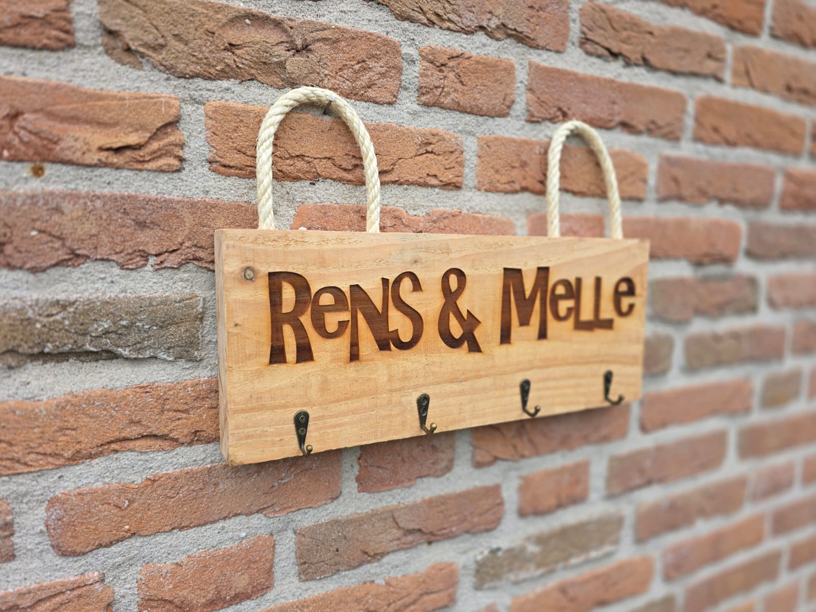 Kapstok met naam voor babykamer of kinderkamer