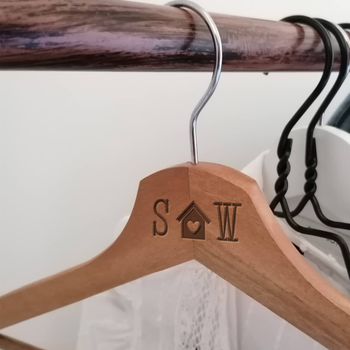 Personaliseer houten kledinghanger voor je trouwpak of