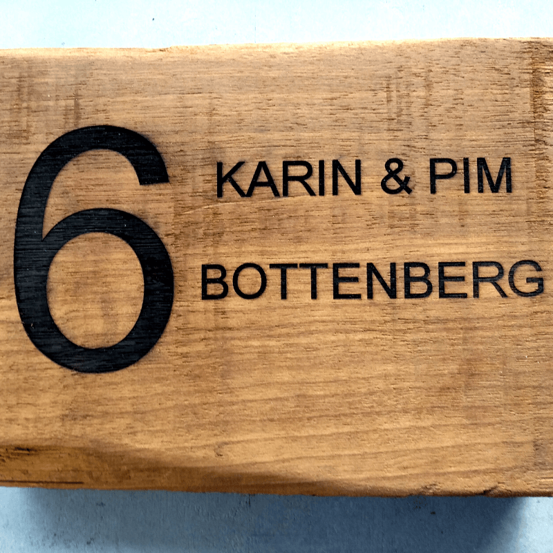 Fabel geestelijke gezondheid dichtheid Stoere houten (voor)deurbord met namen en/of huisnummer