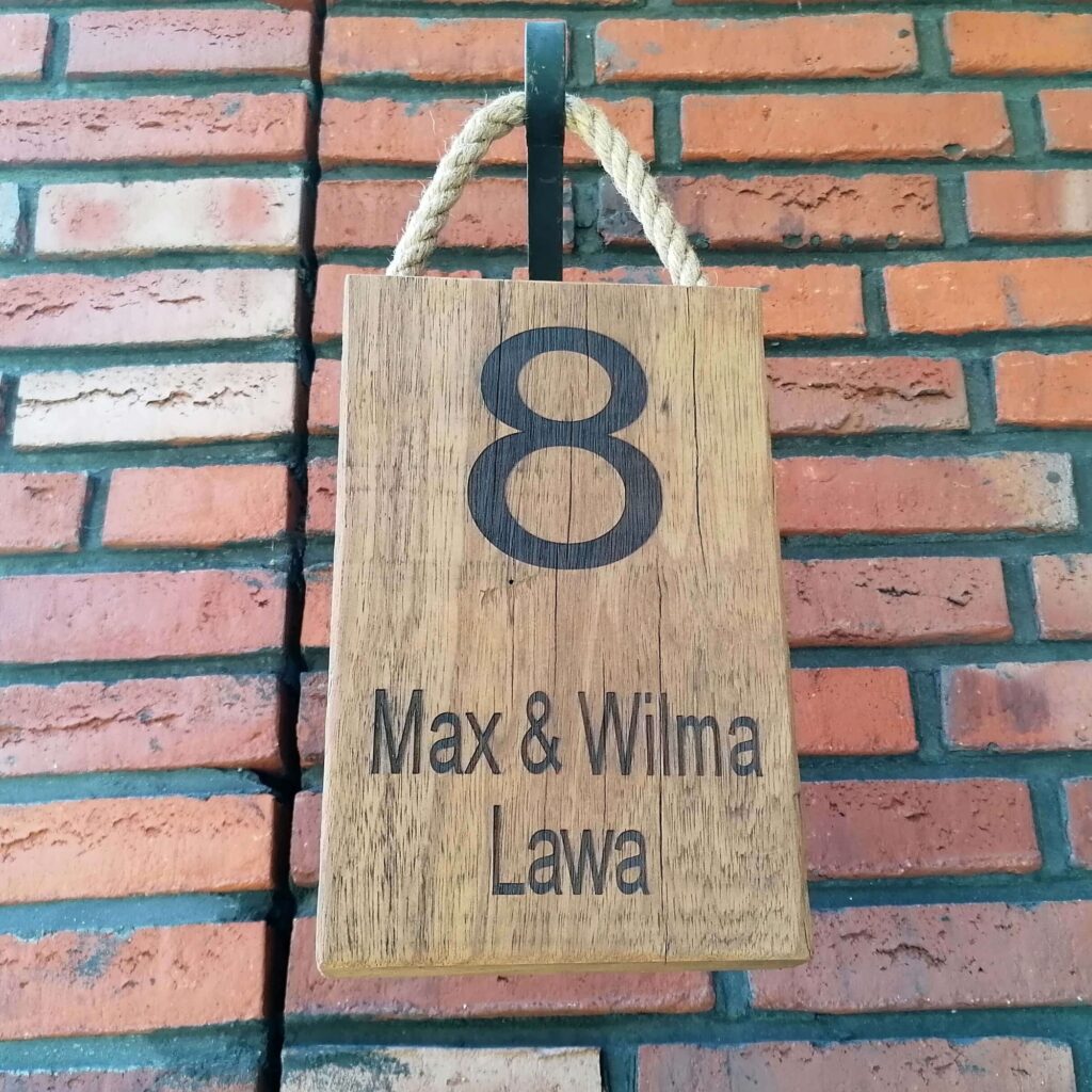 Familienaam bord van robuust hout voor voordeur of muur