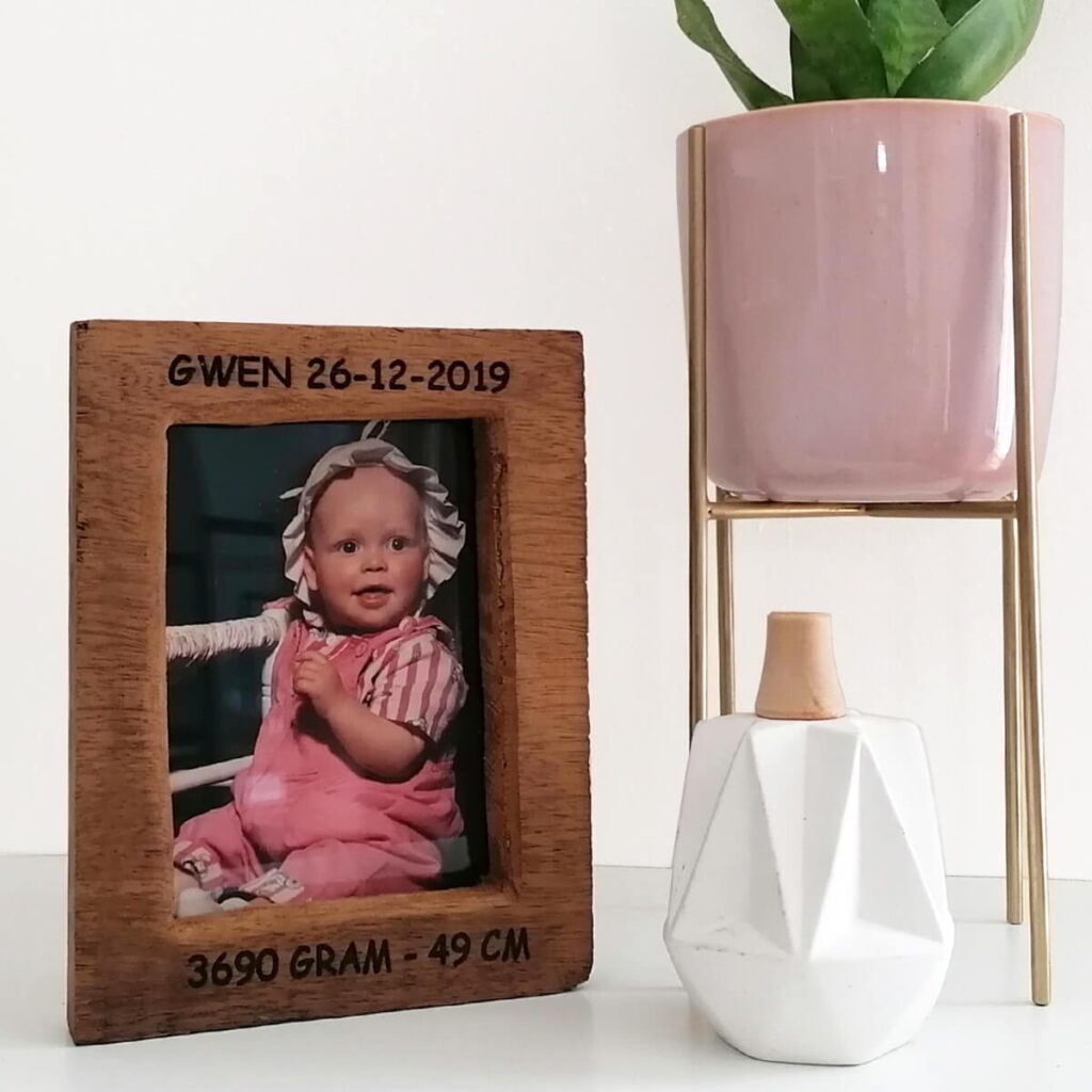 Wij personaliseren deze houten fotolijst gratis