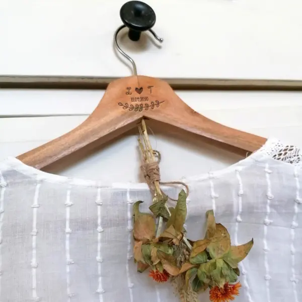 Staat leuk aan elke kapstok of kledingkast, deze personaliseerbare kleerhangers