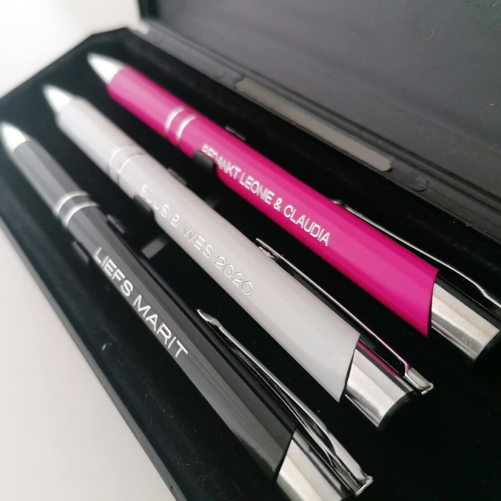 Balpenset in etui mix van kleuren en gravering